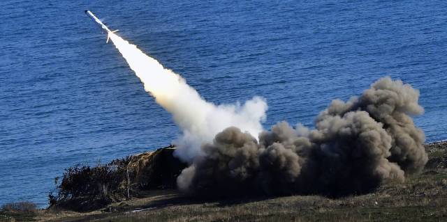 Пуск противокорабельной ракеты Х-35 комплексом "Бал"