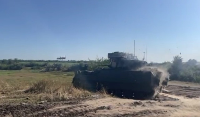 Пуск противотанковой управляемой ракеты TOW из полученной от США боевой машины пехоты M2A2 ODS-SA Bradley вооруженных сил Украины в ходе боевых действий в Запорожской области, август 2023 года