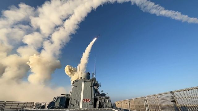 Пуск ракет с корабля ВМФ России