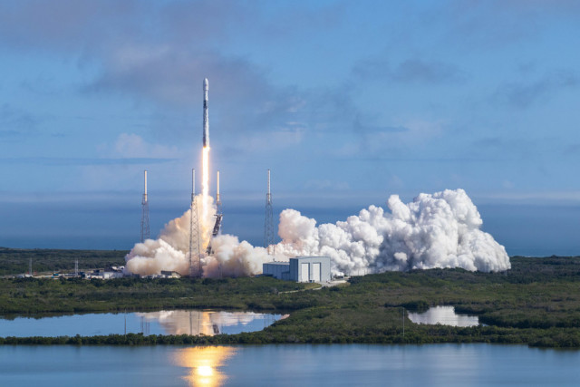 Пуск ракеты Falcon 9 со спутниками Starlink