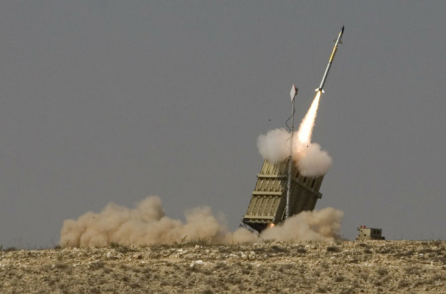 Пуск ракеты израильской системы ПРО "Железный купол"
