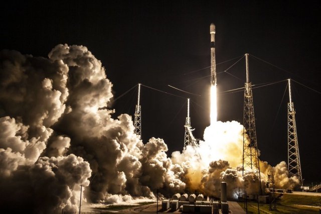 Пуск ракеты-носителя Falcon 9 со спутниками Starlink