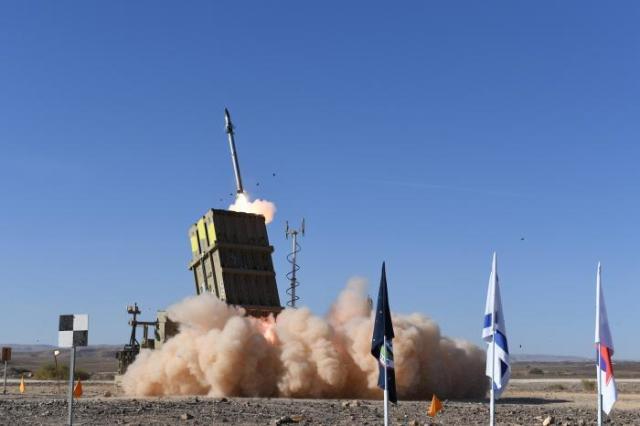 Пуск ракеты-перехватчика системы Iron Dome