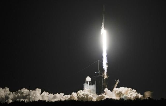 Пуск ракеты SpaceX Falcon 9 с грузовым кораблем Cargo Dragon