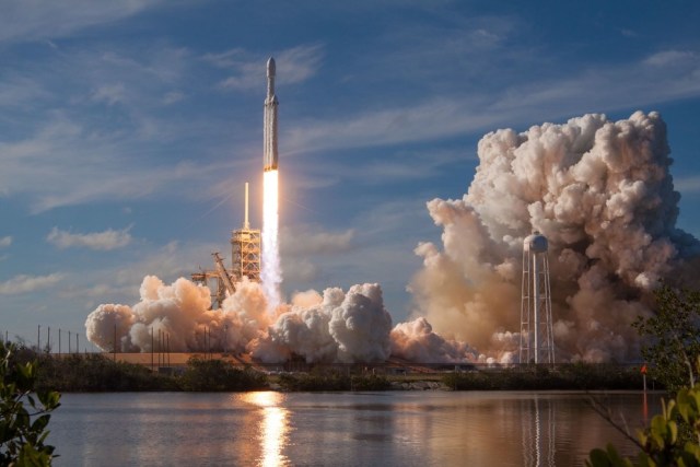 Пуск сверхтяжёлой ракеты-носителя Falcon Heavy с космодрома мыса Канаверал, 6 февраля 2018 года. SpaceX