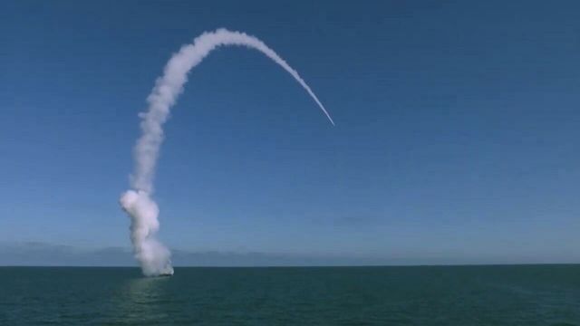 Пуск высокоточной крылатой ракеты "Калибр" во время учений "Гром-2019"
