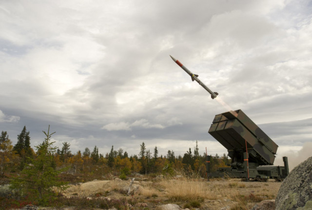 Пуск зенитной управляемой ракеты Raytheon AMRAAM из пусковой установки американо-норвежской зенитной ракетной системы Raytheon/Kongsberg NASAMS