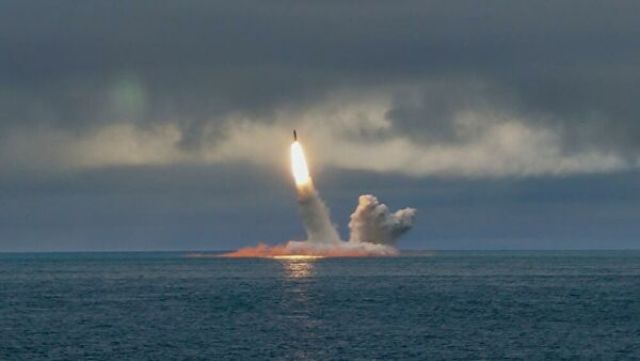 Пуск баллистической ракеты "Булава" в Баренцевом море