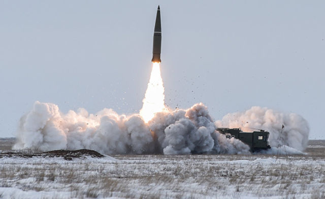 Пуск баллистической ракеты оперативно-тактического ракетного комплекса "Искандер-М"