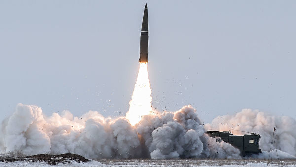 Пуск баллистической ракеты оперативно-тактического ракетного комплекса "Искандер-М"