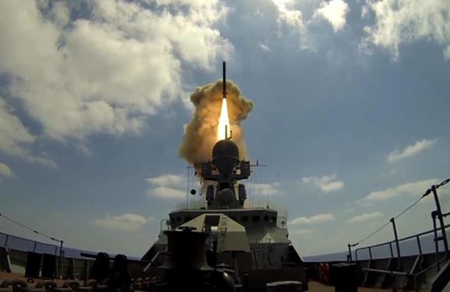 Пуск крылатой ракеты "Калибр" с малого ракетного корабля Черноморского флота из акватории Средиземного моря по объектам террористов в Сирии, август 2016 года