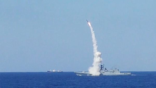 Пуск крылатых ракет "Калибр" с фрегатов "Адмирал Эссен", "Адмирал Григорович"