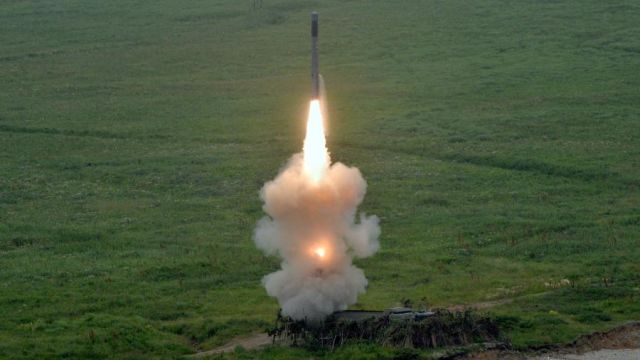 Пуск ракеты с нового берегового ракетного комплекса "Бастион"