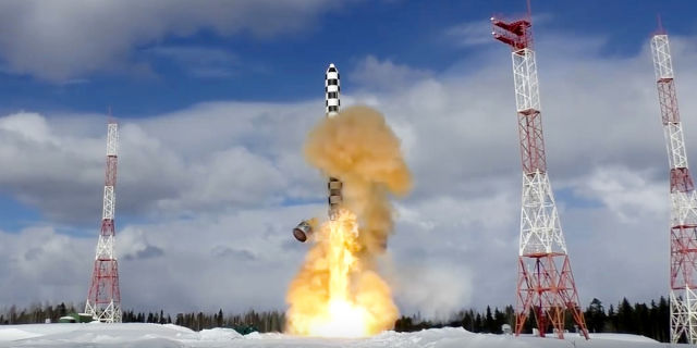 Пуск тяжелой межконтинентальной баллистической ракеты "Сармат"