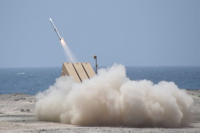 Пуск зенитной управляемой ракеты Raytheon AIM-120C AMRAAM