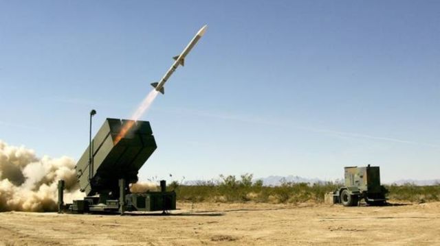 Пуск зенитной управляемой ракеты Raytheon AIM-120C AMRAAM из пусковой установки зенитной ракетной системы Kongsberg/Raytheon NASAMS