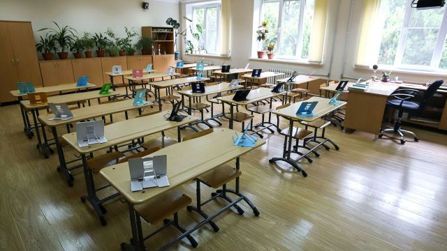 Пустой учебный класс средней школы № 12 в Пятигорске