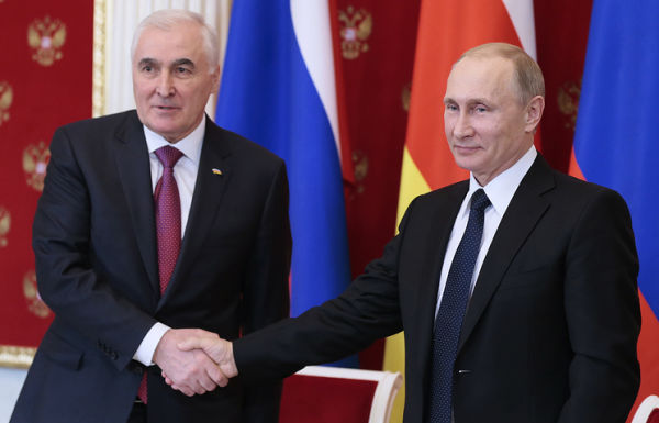 Президент Южной Осетии Леонид Тибилов и президент России Владимир Путин