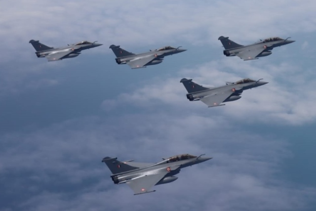 Пять первых полученных ВВС Индии истребителей Dassault Rafale (три двухместных Rafale DН и два одноместных Rafale EH) после входа в воздушное пространство Индии, 29.07.2020