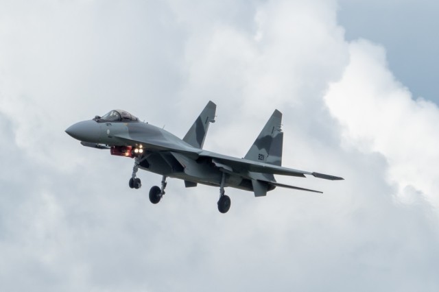 Пять первых построенных для ВВС Египта истребителей Су-35 (бортовые номера с "9210" по "9214") во время промежуточной посадки в аэропорту Толмачево (Новосибирск) во время перелета из Комсомольска-на-Амуре в европейскую часть России, 22.07.2020