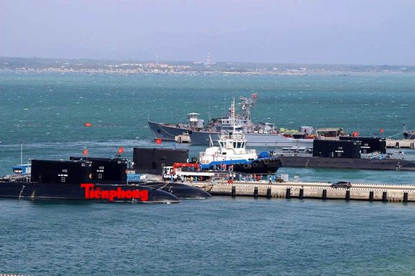 Пять доставленных во Вьетнам больших дизель-электрических подводных лодок российской постройки проекта 06361 в Камрани. 05.02.2016