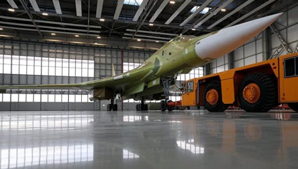 пытный образец самолета Ту-160М2 во время выкатки на Казанском авиационном заводе имени С.П. Горбунова. 16 ноября 2017