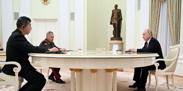 Рабочая встреча президента РФ В. Путина с министром обороны КНР Ли Шанфу