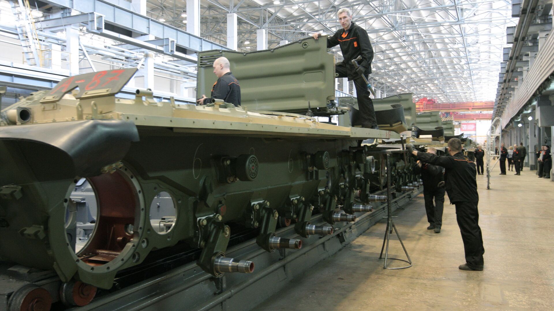 Рабочие "Уралвагонзавода" осуществляют сборку танков в производственном цехе