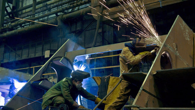 Рабочие в одном из цехов производственного объединения "Северное машиностроительное предприятие" в Северодвинске