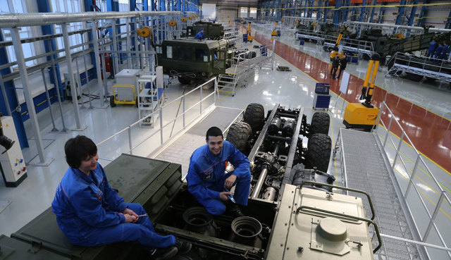 Рабочие во время подготовки колесного шасси к монтажу оборудования в испытательном комплексе предприятия АО "Концерн ВКО "Алмаз-Антей"