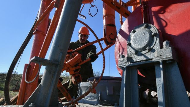 Рабочий во время работ по бурению новых скважин для водообеспечения Крыма