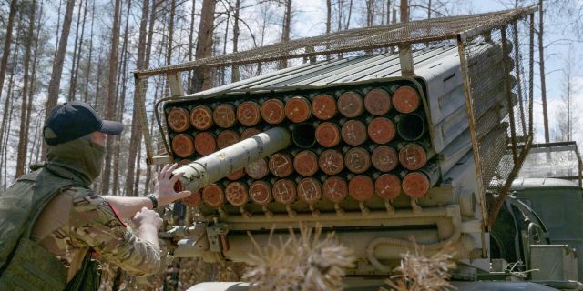 Работа артиллерийских расчетов РСЗО БМ-21 Град ЦВО на Краснолиманском направлении в ЛНР