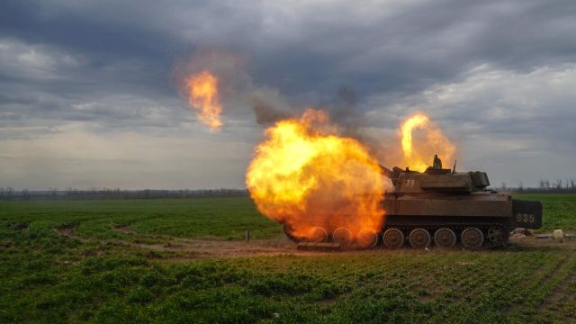 Работа боевого расчета самоходной артиллерийской установки 2С1 "Гвоздика" в зоне СВО