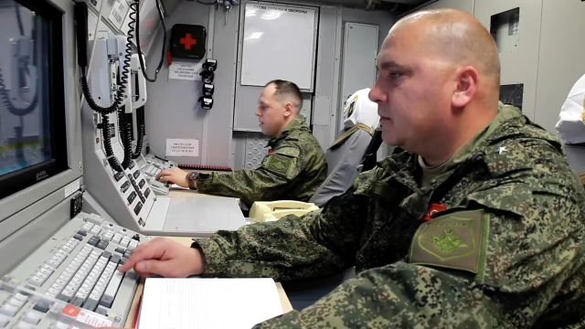 Работа расчета ракетных войск стратегического назначения РФ перед запуском межконтинентальной баллистической ракеты (МБР) РС-24 "Ярс"