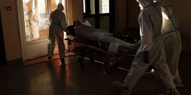Работа временного госпиталя для больных коронавирусом в Ленэкспо
