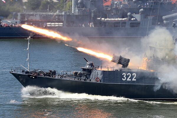 Работа реактивной бомбометной установки РБУ-6000 на малом противолодочном корабле Балтийского флота "Кабардино-Балкария" в День ВМФ