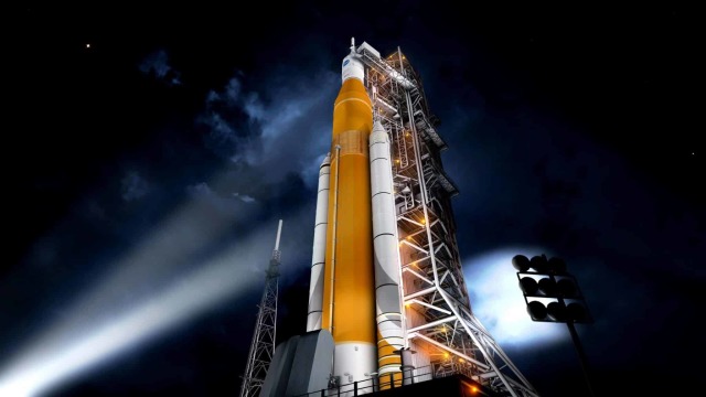 Ракета достигает в высоту ста метров, ее масса более 2600 тонн Нижняя ступень использует одноразовую версию водородных ракетных двигателей шаттлов, вторая ступень — модернизированная верхняя ступень от более ранней американской ракеты Delta IV. Соответств