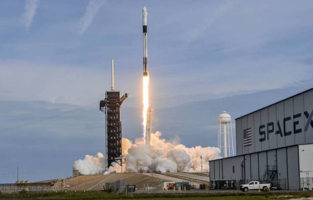 Ракета-носитель Falcon 9 с кораблем Crew Dragon