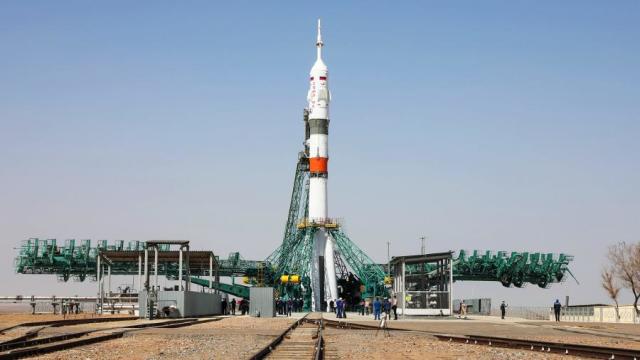 Ракета-носитель «Союз-2.1а» с пилотируемым кораблем «Союз МС-18» на стартовой площадке космодрома Байконур
