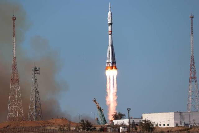 Ракета-носитель "Союз-2.1а" с пилотируемым космическим кораблем "Союз МС-19"