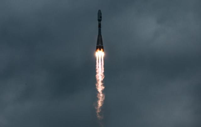 Ракета-носитель "Союз-2.1б" с автоматической космической станцией "Луна-25"