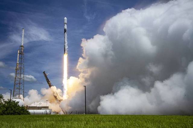 Ракета-носитель SpaceX Falcon 9 выводит на орбиту спутники GPS III