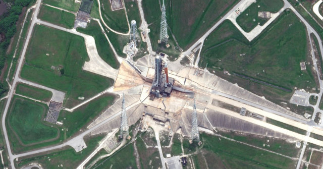 Ракета SLS с космическим кораблем Orion на стартовой площадке LC-39B Космического центра Кеннеди. Спутниковый снимок, сделанный аппаратом компании Maxar. В понедельник, 20 июня, Space Launch System в сборе впервые была полностью заправлена компонентами то