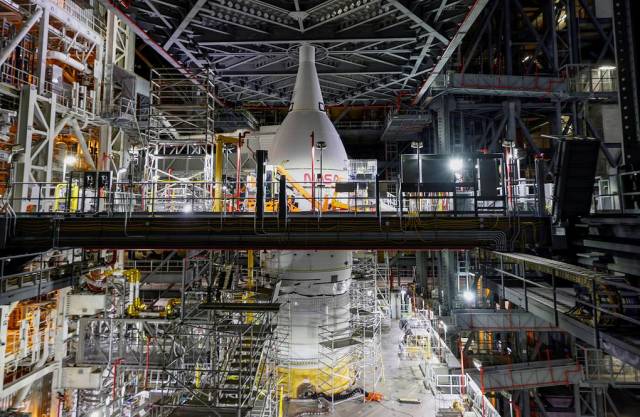 Ракета SLS с космическим кораблем “Орион” в космическом центре на мысе Канаверал