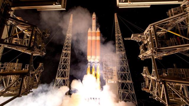 Ракета United Launch Alliance Delta IV запускает солнечный зонд NASA Parker Solar Probe, Флорида, США