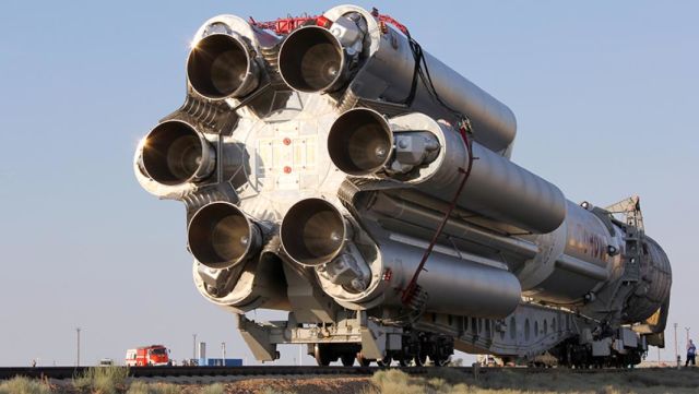 Ракета космического назначения "Протон-М" во время вывоза на стартовый комплекс космодрома Байконур