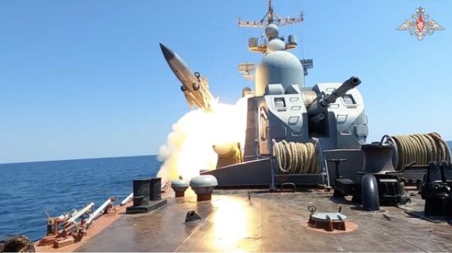 Ракетные стрельбы с палубы корабля Черноморского флота. Архивное фото