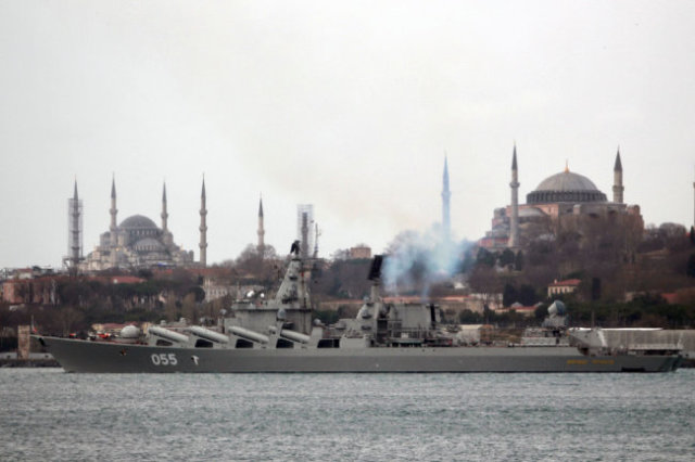 Ракетный крейсер "Маршал Устинов" во главе отряда кораблей и судов Северного флота проходит турецкий Босфор.