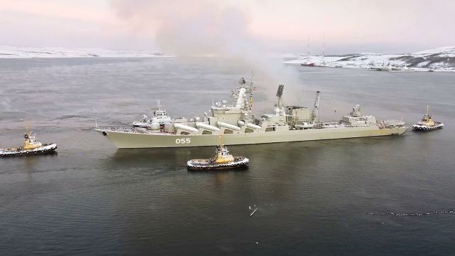 Ракетный крейсер "Маршал Устинов" во время учений Северного флота в Баренцевом море. Стоп-кадр видео