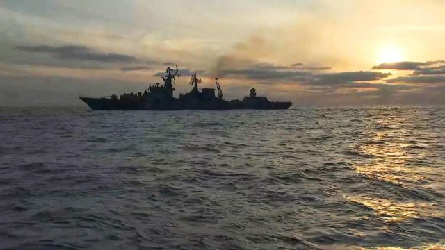 Ракетный крейсер "Москва" Черноморского флота у побережья Крыма